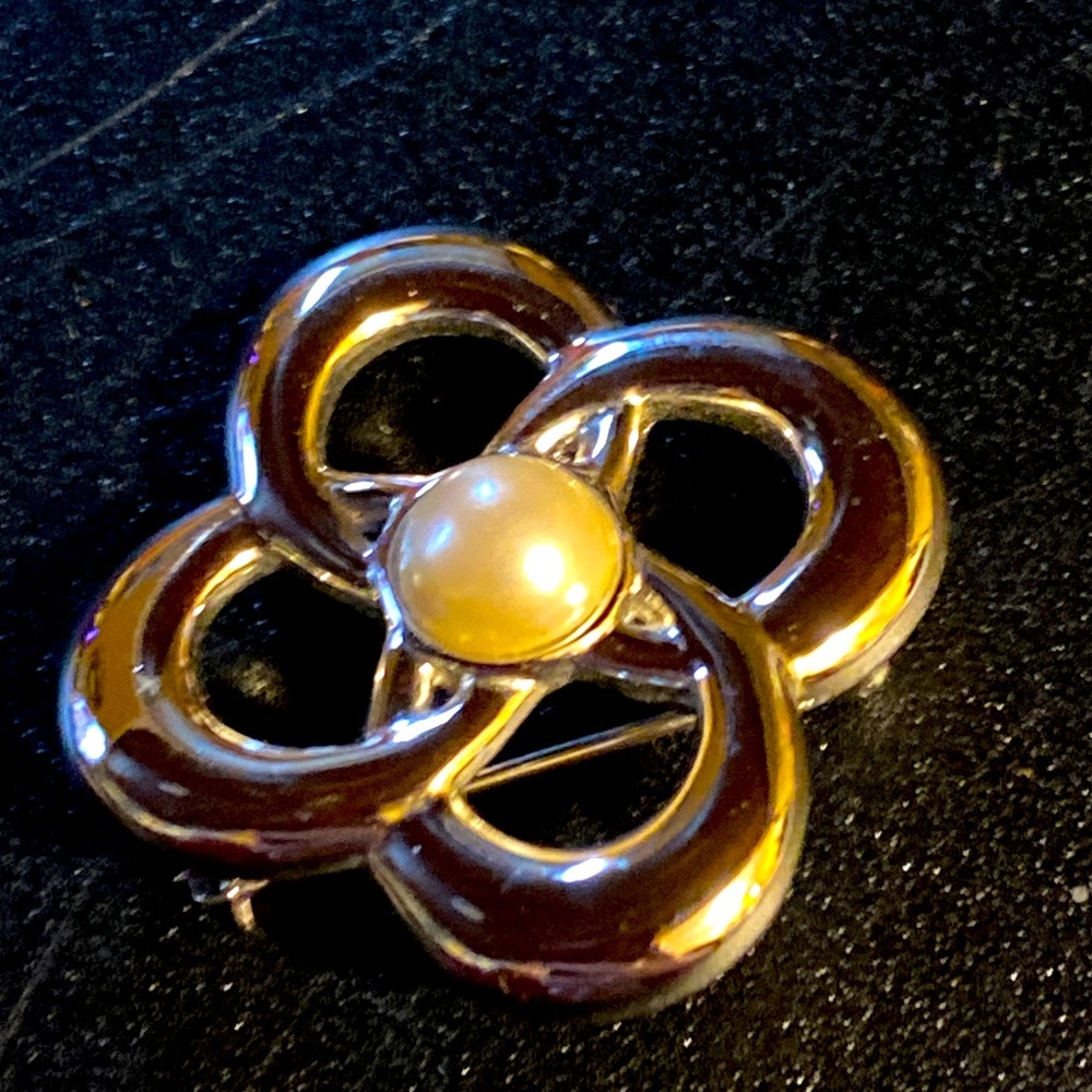 Vintage Signed Monet Gold Tone Flower Faux Pearl Decorative Knot Brooch Pin